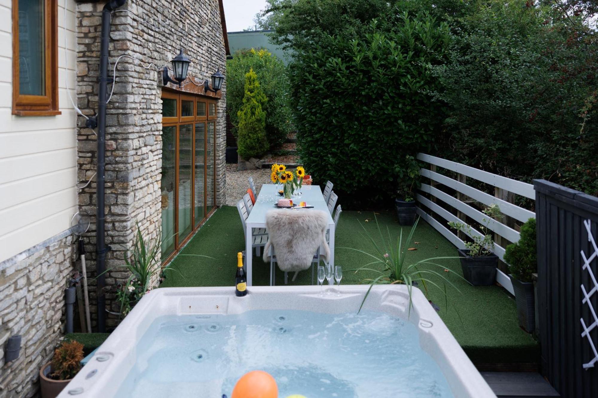 The West Barn Near Bath, Sleeps 24 And 2 Hot Tubs Villa Bristol Exterior photo